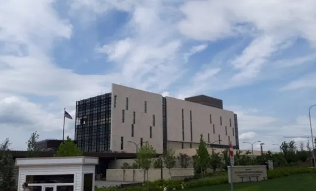 Ambasada Amerikane në Prishtinë: Presim bashkëpunim me Qeverinë dhe Kuvendin e Kosovës!