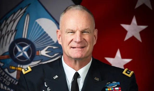Ambasadori i ri amerikan vjen në Tiranë! Detaje nga mbërritja “surprizë”. Ja ndalesa e parë