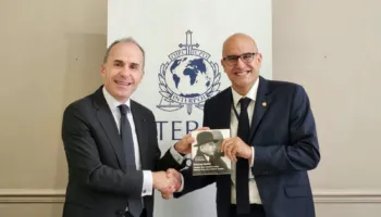 Ambasadori Tola takon presidentin e INTERPOL-it në Paris, diskutime për forcimin e bashkëpunimit