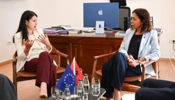 Ambasadorja e BE takohet me ministren Pirdeni: Rikonfirmojmë angazhimin e plotë të Brukselit për të mbështetur Shqipërinë