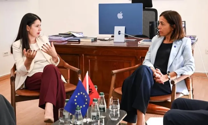 Ambasadorja e BE takohet me ministren Pirdeni: Rikonfirmojmë angazhimin e plotë të Brukselit për të mbështetur Shqipërinë