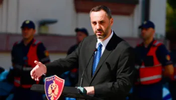 Aplikimet në Akademinë e Sigurisë, Lamallari firmos urdhrin që rishikon moshën nga 30 në 35 vjeç dhe 40