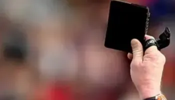 Aplikohet në Rumani, kartoni i zi në futboll, arbitri “ndëshkon” prindrin e fëmijës