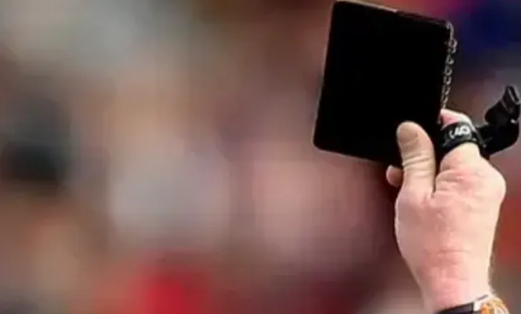 Aplikohet në Rumani, kartoni i zi në futboll, arbitri “ndëshkon” prindrin e fëmijës