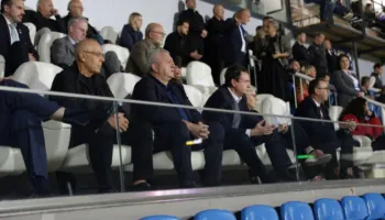 Armand Duka mbështet nga afër Kosovën, feston nga stadiumi suksesin e dardanëve