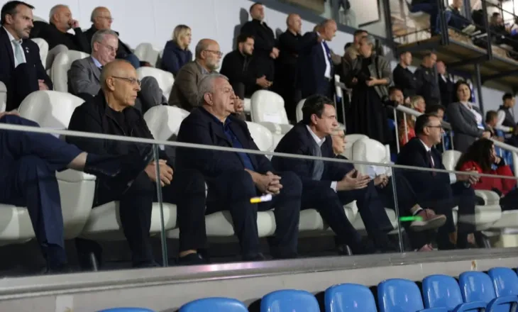Armand Duka mbështet nga afër Kosovën, feston nga stadiumi suksesin e dardanëve