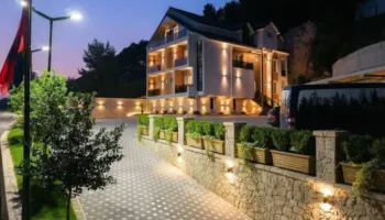 Arrestohet pronari i hotelit në Fushë-Krujë, i gjenden armë, jelek antiplumb dhe 20 mijë euro (EMRI)