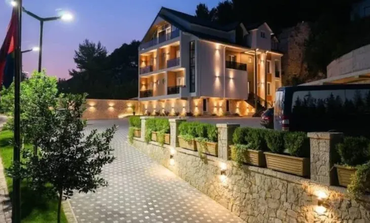 Arrestohet pronari i hotelit në Fushë-Krujë, i gjenden armë, jelek antiplumb dhe 20 mijë euro (EMRI)