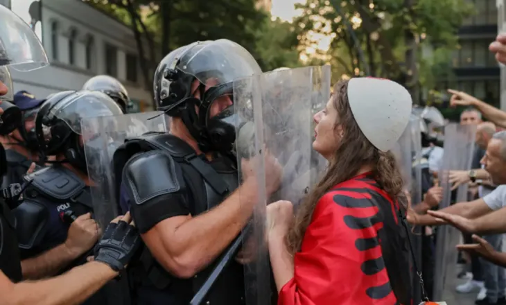 ‘Arrestoni Ramën’/ Gazeta amerikane: Policia përplaset me protestuesit, revolta po trondit Shqipërinë