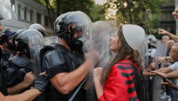 ‘Arrestoni Ramën’/ Gazeta e madhe amerikane: Policia përplaset me protestuesit, revolta trondit Shqipërinë