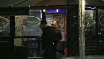 Atentat ndaj lokalit të shqiptarit në Athinë, plagoset vajza e tij 10-vjeçare, urdhri u dha nga Klod Cara, autorët djegin makinën