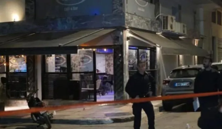 Atentat në mes të Athinës, 4 persona hapin zjarr me breshëri plumbash ndaj lokalit, plagoset vajza 10-vjeçare shqiptare! Policia greke jep detajet, nëna e fëmijës…