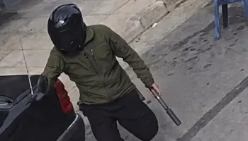 Atentati ndaj 44 vjeçarit/ Kamerat kapin autorin me DY PISTOLETA