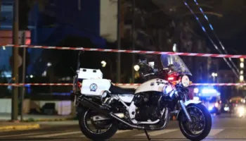 Atentati ndaj shqiptarit në Athinë, vajza pa babanë të mbuluar nga gjaku, pamje të rënda (VIDEO)