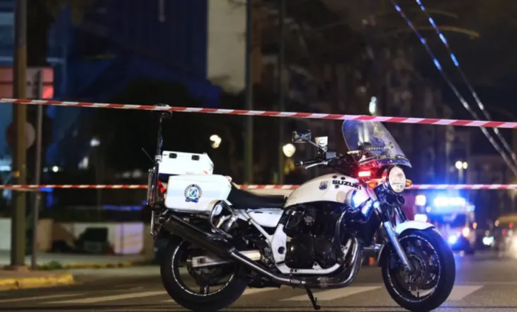 Atentati ndaj shqiptarit në Athinë, vajza pa babanë të mbuluar nga gjaku, pamje të rënda (VIDEO)