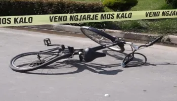 “Audi” përplas 69-vjeçarin me biçikletë, humb jetën rrugës për në spital