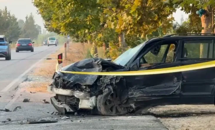 ‘Audi’ përplaset “kokë më kokë” me ‘Benz’-in në Levan-Tepelenë, humb jetën njëri prej shoferëve (EMRI)