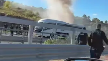 Autobusi përfshihet nga flakët në autostradën Tiranë-Elbasan