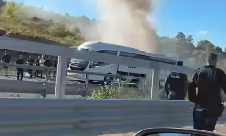Autobusi përfshihet nga flakët në autostradën Tiranë-Elbasan