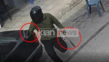 Autori me dy armë në duar, ja momenti i ekzekutimit të Artan Myrtajt në Sarandë
