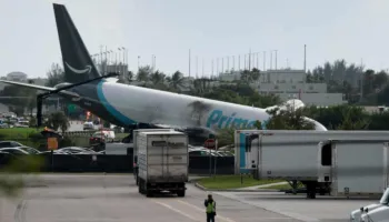Avion mallrash i Amazon rrëzohet në aeroportin e Miamit pasi del jashtë piste