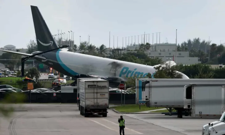 Avion mallrash i Amazon rrëzohet në aeroportin e Miamit pasi del jashtë piste