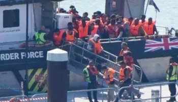Azilkërkuesit e kthyer nga Britania në Francë denoncojnë dhunë fizike e psikologjike, “The Guardian”: Probleme shëndetësore, njëri prej tyre…