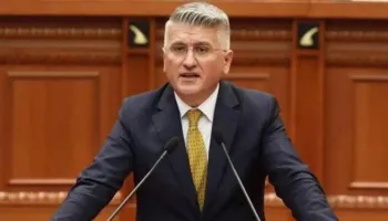 “Babua flet, ne besojmë; ai vuan, ne qajmë”, satira e Gjekmarkajt për nismën ‘Prania Besnike’: Hyseni me puro në gojë, Kostaqi me bulëza djerse gëzimi mbi ballë