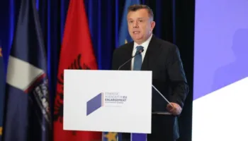 Balla u drejtohet europarlamentarëve në Tiranë: Vëreni në krye të agjendës ratifikimin e aderimit të Shqipërisë në BE!