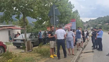 Banorët në protestë: “Mos e prekni Memaliajn!”, bllokohet aksi kryesor