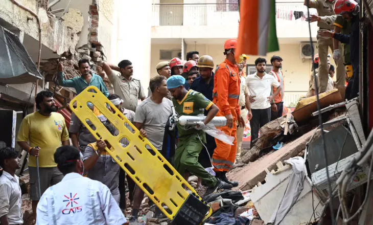 BBC: Dhjetëra persona dyshohet se janë bllokuar në ndërtesën e shembur në Delhi