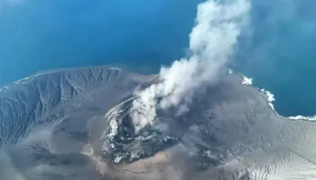 BBC: Shpërthimi i vullkanit lë 150,000 pasagjerë të bllokuar në Indonezi, pezullohen fluturimet në 6 aeroporte