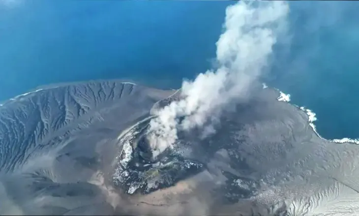 BBC: Shpërthimi i vullkanit lë 150,000 pasagjerë të bllokuar në Indonezi, pezullohen fluturimet në 6 aeroporte