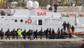 BE përgatit qendrat e deportimit jashtë Unionit/ Migrantët do të transferohen në 2027