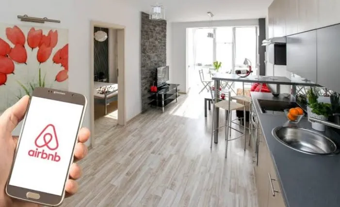 BE, rregulla të reja për “Airbnb”, qytetet mund të kufizojnë qiratë në zonat me krizë strehimi