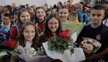 Begaj uron nxënësit: Shkolla s’është thjesht një vend ku marrim dije, por vendi ku përgatitemi të marrim përgjegjësi