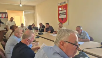“Belshi të qëndrojë më vete”- Këshilli Bashkiak kundër bashkimit me Elbasanin, debate për votën e PS-së, socialistët abstenuan