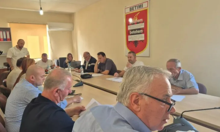 “Belshi të qëndrojë më vete”- Këshilli Bashkiak kundër bashkimit me Elbasanin, debate për votën e PS-së, socialistët abstenuan