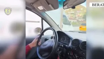Bëri si ‘interesant’ me makinë mbi trotuar për TikTok, gjobitet me 600 mijë lekë shoferi në Berat