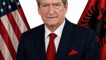 Berisha çon “Foltoren” në Teksas të SHBA-ve, Mediun e merr për t’i ‘mbajtur’ flamurin amerikan (FOTO)