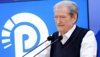 Berisha përkujton Azem Hajdarin dhe thërret demokratët në mobilizim: O sot o kurrë! Në sulm!