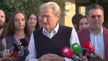 Berisha pritet me brohoritje nga përkrahësit pas kthimit nga Shtetet e Bashkuara: Udhëtimin do e quaj ripërtëritje