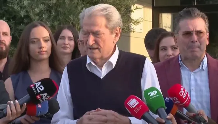 Berisha pritet me brohoritje nga përkrahësit pas kthimit nga Shtetet e Bashkuara: Udhëtimin do e quaj ripërtëritje