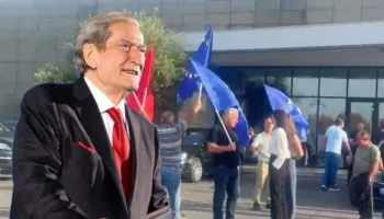 Berisha rikthehet në Shqipëri, simpatizantët mes brohorimave e presin në Rinas