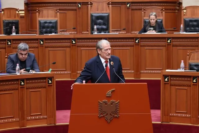 Berisha-socialistëve: Edi Rama është kryepisi, si minj do ju marrë me vete në anijen që po mbytet