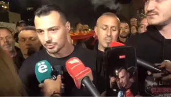 “Besojmë në pafajësinë e çlirimtarëve”/ Djali i Hashim Thaçit dhe ai i Kadri Veselit krah njëri-tjetrit në protestë