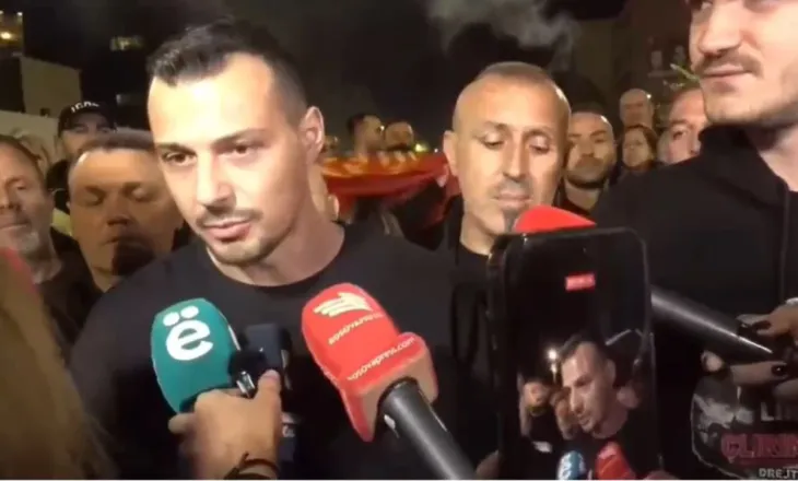“Besojmë në pafajësinë e çlirimtarëve”/ Djali i Hashim Thaçit dhe ai i Kadri Veselit krah njëri-tjetrit në protestë