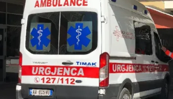 Bie nga shtylla punonjësi i One Albania, përfundon në spital (EMRI)