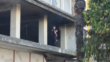 Bie zjarr në godinën ku ndodhen selitë e PD dhe PL