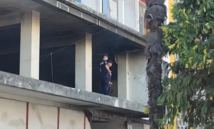 Bie zjarr në godinën ku ndodhen selitë e PD dhe PL